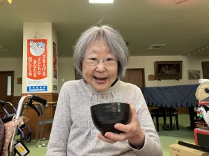 お茶と歌で元気よく